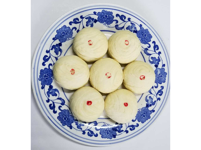 点心制作方法十分考究,用大油与水和面,芝麻白糖等拌馅,经火炉烤制